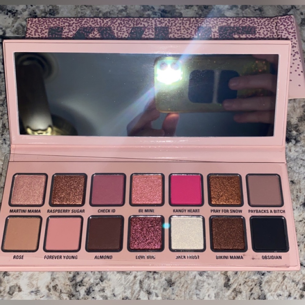 Kylie , Kylie Jenner Pressed Powder Eyeshadow palette
